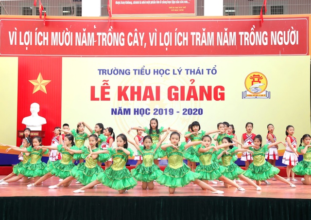 Học trò cả nước náo nức khai giảng năm học mới - 31 Học trò cả nước náo nức khai giảng năm học mới - 31