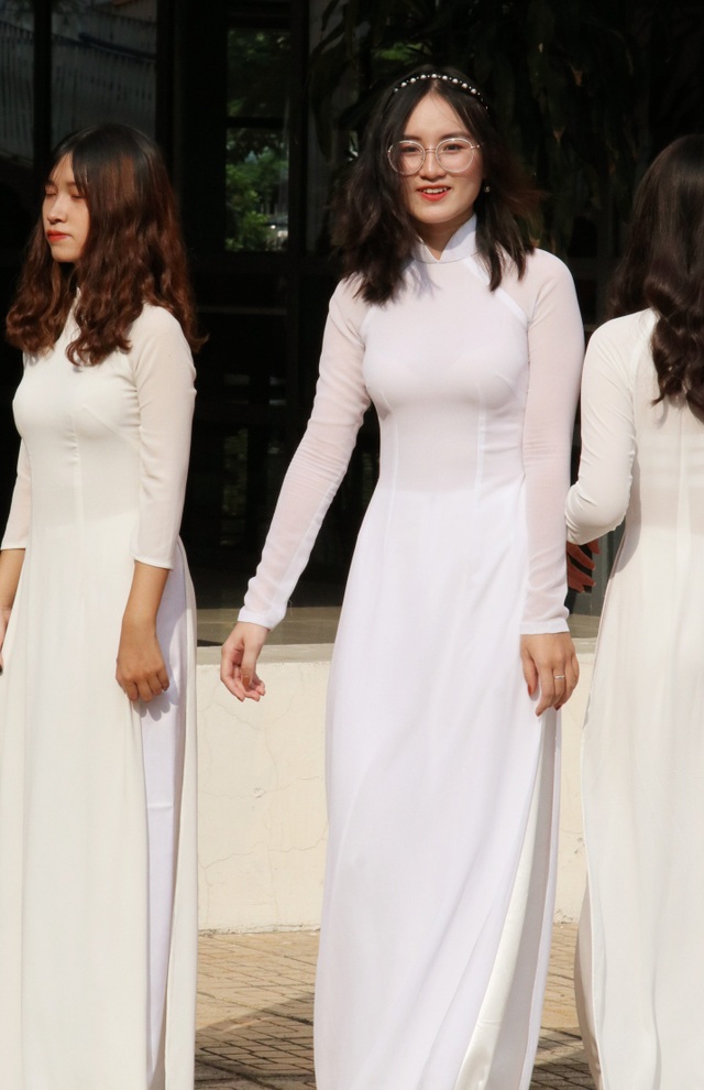 Nụ cười răng khểnh tỏa nắng của nữ sinh 10X trường Ams ngày khai giảng - 3 Nụ cười răng khểnh tỏa nắng của nữ sinh 10X trường Ams ngày khai giảng - 3