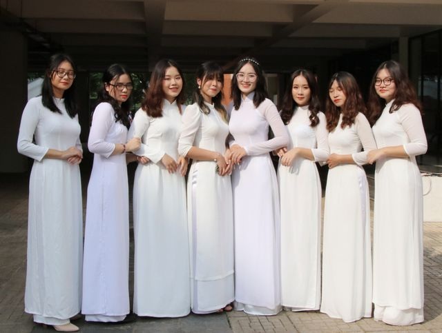 Nụ cười răng khểnh tỏa nắng của nữ sinh 10X trường Ams ngày khai giảng - 4 Nụ cười răng khểnh tỏa nắng của nữ sinh 10X trường Ams ngày khai giảng - 4