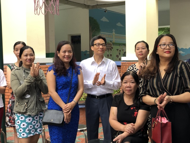 Phó Thủ tướng Vũ Đức Đam đứng cùng phụ huynh xem học sinh khai giảng - 6 Phó Thủ tướng Vũ Đức Đam đứng cùng phụ huynh xem học sinh khai giảng - 6