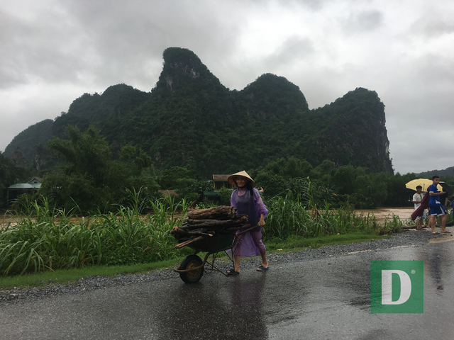 Liều mạng vớt củi giữa dòng nước lũ - 9 Liều mạng vớt củi giữa dòng nước lũ - 9