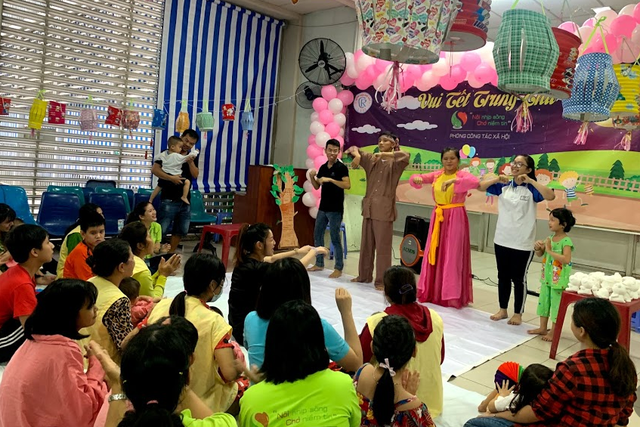 Tết Trung thu đến sớm với các bé đang điều trị trong bệnh viện - 1 Tết Trung thu đến sớm với các bé đang điều trị trong bệnh viện - 1