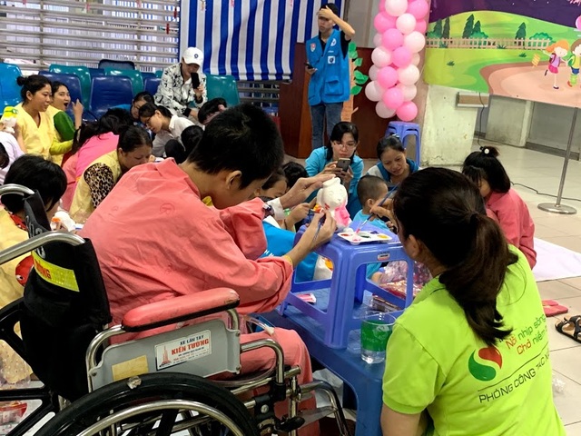 Tết Trung thu đến sớm với các bé đang điều trị trong bệnh viện - 6 Tết Trung thu đến sớm với các bé đang điều trị trong bệnh viện - 6