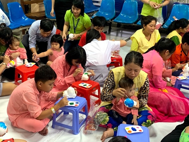 Tết Trung thu đến sớm với các bé đang điều trị trong bệnh viện - 7 Tết Trung thu đến sớm với các bé đang điều trị trong bệnh viện - 7