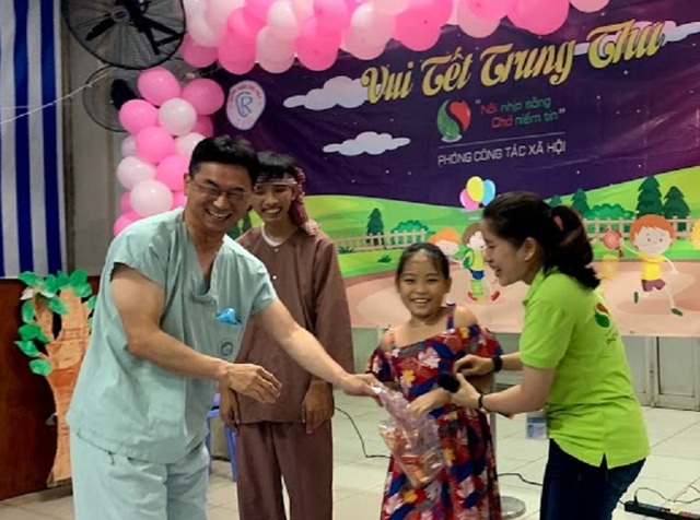 Tết Trung thu đến sớm với các bé đang điều trị trong bệnh viện - 4 Tết Trung thu đến sớm với các bé đang điều trị trong bệnh viện - 4