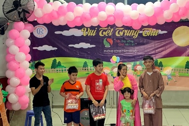 Tết Trung thu đến sớm với các bé đang điều trị trong bệnh viện - 2 Tết Trung thu đến sớm với các bé đang điều trị trong bệnh viện - 2