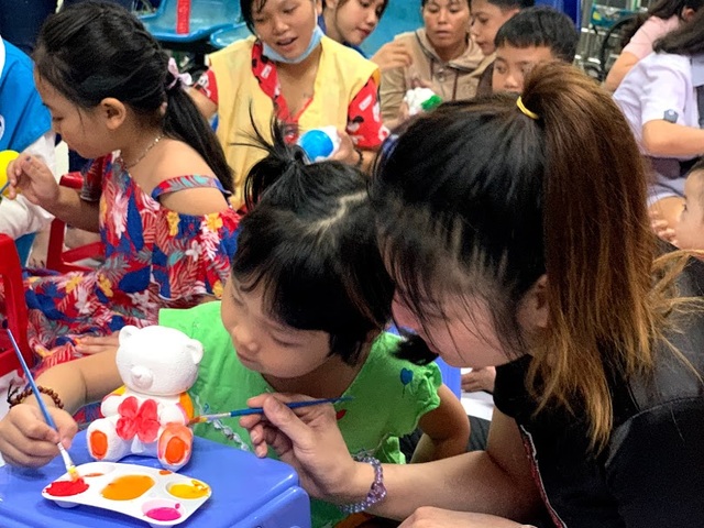 Tết Trung thu đến sớm với các bé đang điều trị trong bệnh viện - 5 Tết Trung thu đến sớm với các bé đang điều trị trong bệnh viện - 5