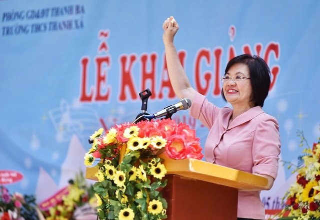 Phú Thọ: Đại sứ Nguyễn Nguyệt Nga cùng đoàn công tác tặng 1,1 tỉ đồng xây trường học - 2 Phú Thọ: Đại sứ Nguyễn Nguyệt Nga cùng đoàn công tác tặng 1,1 tỉ đồng xây trường học - 2