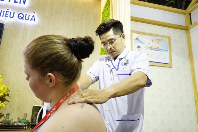 Bấm huyệt, xoa bóp gây “sốt” tại hội chợ Du lịch Quốc tế TPHCM - 1 Bấm huyệt, xoa bóp gây “sốt” tại hội chợ Du lịch Quốc tế TPHCM - 1