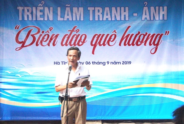 Triển lãm tranh ảnh về biển đảo gây quỹ ủng hộ đồng bào lũ lụt