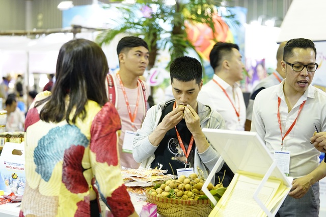 Bấm huyệt, xoa bóp gây “sốt” tại hội chợ Du lịch Quốc tế TPHCM - 9 Bấm huyệt, xoa bóp gây “sốt” tại hội chợ Du lịch Quốc tế TPHCM - 9