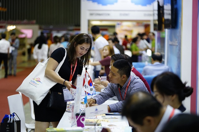 Bấm huyệt, xoa bóp gây “sốt” tại hội chợ Du lịch Quốc tế TPHCM - 10 Bấm huyệt, xoa bóp gây “sốt” tại hội chợ Du lịch Quốc tế TPHCM - 10