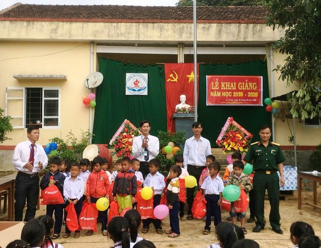 Bình Định: Bàn giao bếp ăn do bạn đọc Dân trí xây tặng thầy cô giáo “gieo chữ” ở vùng cao - 7 Bình Định: Bàn giao bếp ăn do bạn đọc Dân trí xây tặng thầy cô giáo “gieo chữ” ở vùng cao - 7