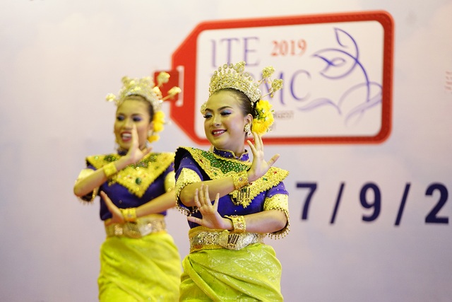 Bấm huyệt, xoa bóp gây “sốt” tại hội chợ Du lịch Quốc tế TPHCM - 8 Bấm huyệt, xoa bóp gây “sốt” tại hội chợ Du lịch Quốc tế TPHCM - 8