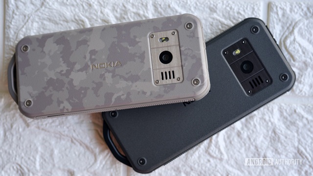 Cận cảnh chiếc điện thoại nồi đồng cối đá vừa ra mắt của Nokia, giá gần 3 triệu đồng - 1