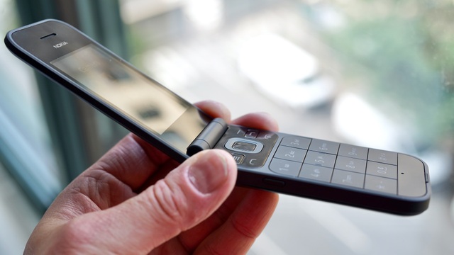 Cận cảnh chiếc điện thoại nồi đồng cối đá vừa ra mắt của Nokia, giá gần 3 triệu đồng - 9