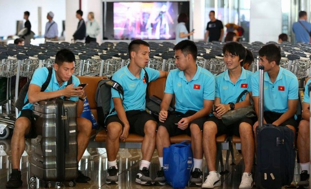 Đội tuyển Việt Nam về nước, Tuấn Anh bị vây kín tại sân bay Nội Bài - 16 Đội tuyển Việt Nam về nước, Tuấn Anh bị vây kín tại sân bay Nội Bài - 16