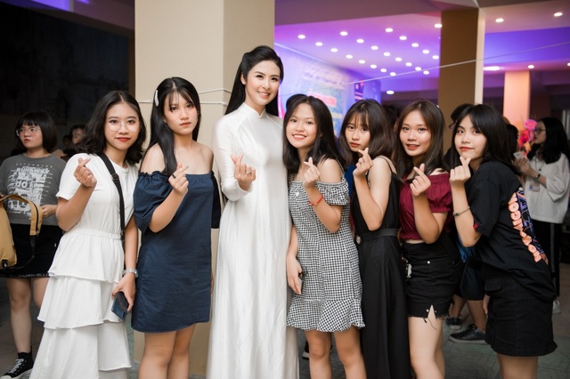 Hoa hậu Ngọc Hân hội ngộ MC Thành Trung, Quỳnh Chi khi về thăm trường cũ - 11 Hoa hậu Ngọc Hân hội ngộ MC Thành Trung, Quỳnh Chi khi về thăm trường cũ - 11