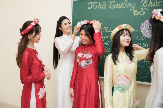 Hoa hậu Ngọc Hân hội ngộ MC Thành Trung, Quỳnh Chi khi về thăm trường cũ - 12 Hoa hậu Ngọc Hân hội ngộ MC Thành Trung, Quỳnh Chi khi về thăm trường cũ - 12