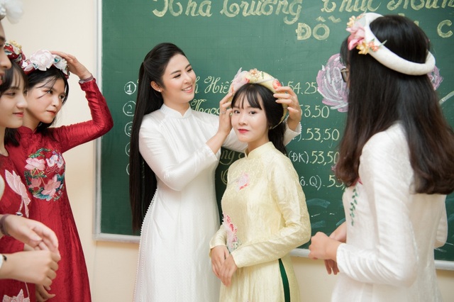 Hoa hậu Ngọc Hân hội ngộ MC Thành Trung, Quỳnh Chi khi về thăm trường cũ - 13 Hoa hậu Ngọc Hân hội ngộ MC Thành Trung, Quỳnh Chi khi về thăm trường cũ - 13