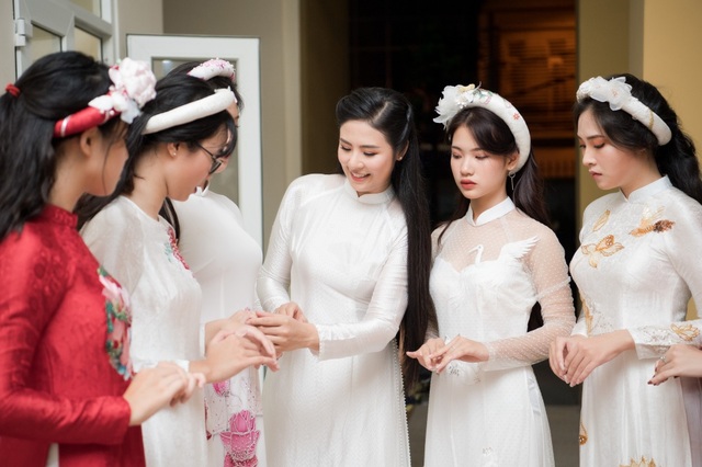 Hoa hậu Ngọc Hân hội ngộ MC Thành Trung, Quỳnh Chi khi về thăm trường cũ - 10 Hoa hậu Ngọc Hân hội ngộ MC Thành Trung, Quỳnh Chi khi về thăm trường cũ - 10