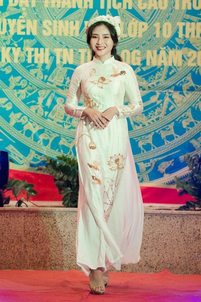 Hoa hậu Ngọc Hân hội ngộ MC Thành Trung, Quỳnh Chi khi về thăm trường cũ - 8 Hoa hậu Ngọc Hân hội ngộ MC Thành Trung, Quỳnh Chi khi về thăm trường cũ - 8
