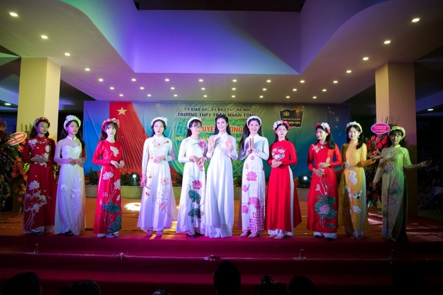 Hoa hậu Ngọc Hân hội ngộ MC Thành Trung, Quỳnh Chi khi về thăm trường cũ - 9 Hoa hậu Ngọc Hân hội ngộ MC Thành Trung, Quỳnh Chi khi về thăm trường cũ - 9