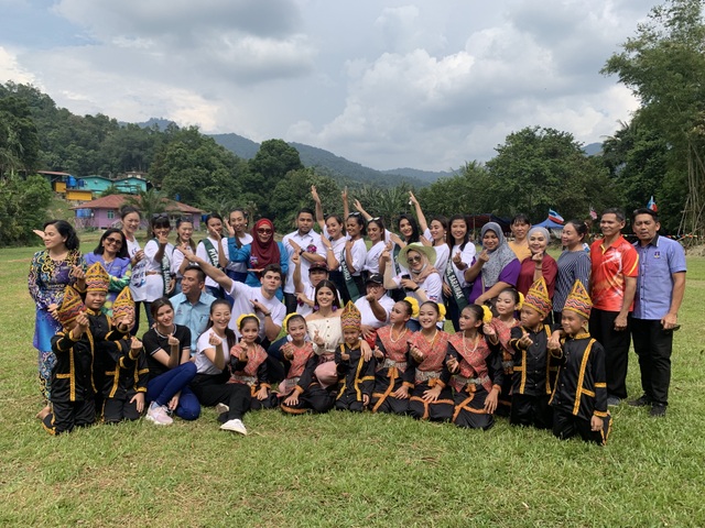 Phương Khánh được Malaysia in tem tôn vinh - 3 Phương Khánh được Malaysia in tem tôn vinh - 3