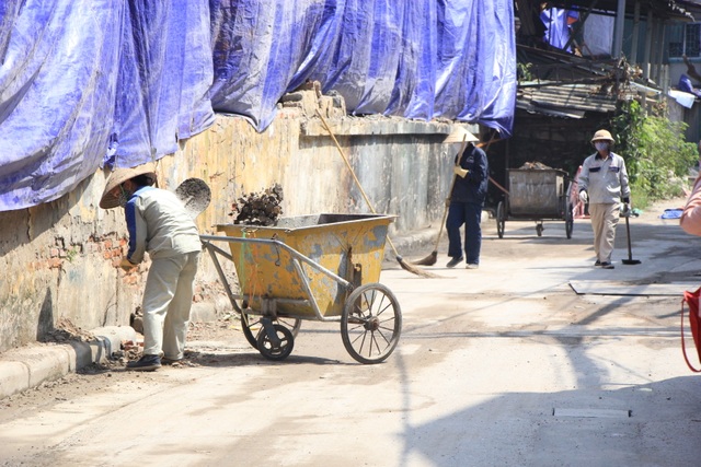 Quây bạt, dọn vệ sinh quanh khu vực cháy Nhà máy Rạng Đông - 3 Quây bạt, dọn vệ sinh quanh khu vực cháy Nhà máy Rạng Đông - 3