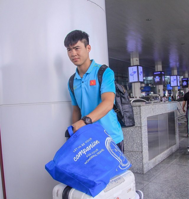Đội tuyển Việt Nam về nước, Tuấn Anh bị vây kín tại sân bay Nội Bài - 8 Đội tuyển Việt Nam về nước, Tuấn Anh bị vây kín tại sân bay Nội Bài - 8