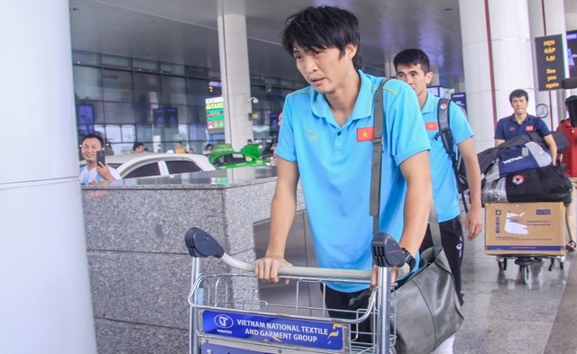 Đội tuyển Việt Nam về nước, Tuấn Anh bị vây kín tại sân bay Nội Bài - 11 Đội tuyển Việt Nam về nước, Tuấn Anh bị vây kín tại sân bay Nội Bài - 11