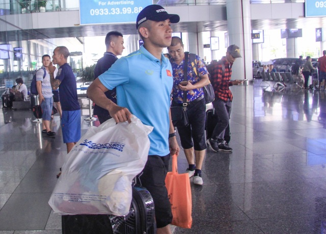 Đội tuyển Việt Nam về nước, Tuấn Anh bị vây kín tại sân bay Nội Bài - 6 Đội tuyển Việt Nam về nước, Tuấn Anh bị vây kín tại sân bay Nội Bài - 6