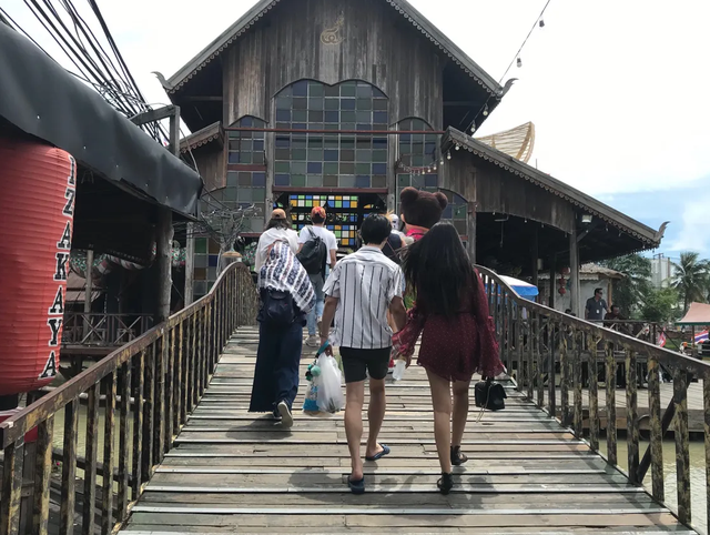 Đi du lịch mà diện váy áo, giày dép như... trình diễn thời trang - 4 Đi du lịch mà diện váy áo, giày dép như... trình diễn thời trang - 4