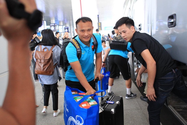 Đội tuyển Việt Nam về nước, Tuấn Anh bị vây kín tại sân bay Nội Bài - 13 Đội tuyển Việt Nam về nước, Tuấn Anh bị vây kín tại sân bay Nội Bài - 13