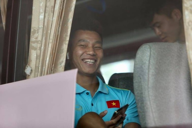 Đội tuyển Việt Nam về nước, Tuấn Anh bị vây kín tại sân bay Nội Bài - 19 Đội tuyển Việt Nam về nước, Tuấn Anh bị vây kín tại sân bay Nội Bài - 19