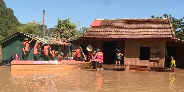 Tiếp tế lương thực, thăm khám sức khỏe cho người dân vùng rốn lũ - 1 Tiếp tế lương thực, thăm khám sức khỏe cho người dân vùng rốn lũ - 1