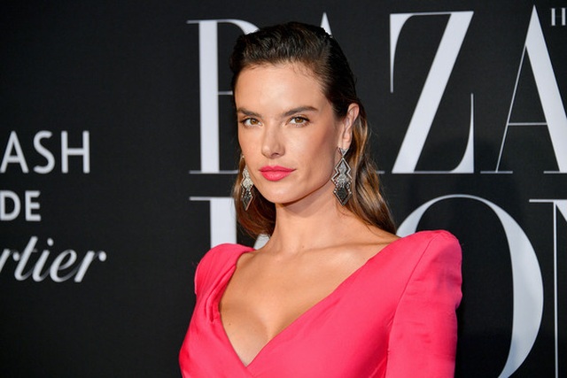 Alessandra Ambrosio diện váy xẻ tứ bề - 1 Alessandra Ambrosio diện váy xẻ tứ bề - 1