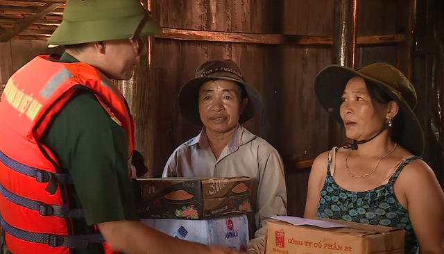 Tiếp tế lương thực, thăm khám sức khỏe cho người dân vùng rốn lũ - 2 Tiếp tế lương thực, thăm khám sức khỏe cho người dân vùng rốn lũ - 2