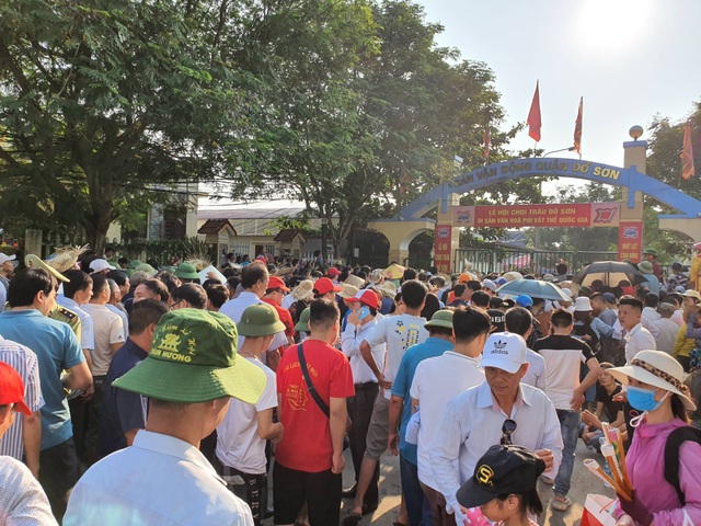 Biển người đổ về Lễ hội chọi trâu Đồ Sơn 2019 - 6 Biển người đổ về Lễ hội chọi trâu Đồ Sơn 2019 - 6