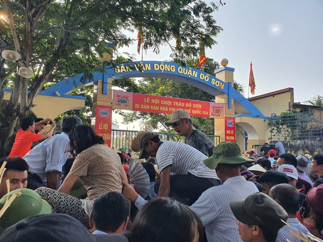Biển người đổ về Lễ hội chọi trâu Đồ Sơn 2019 - 8 Biển người đổ về Lễ hội chọi trâu Đồ Sơn 2019 - 8