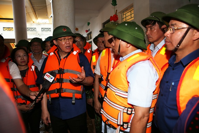 Phó Thủ tướng thăm hỏi, động viên bà con vùng lũ - 5 Phó Thủ tướng thăm hỏi, động viên bà con vùng lũ - 5