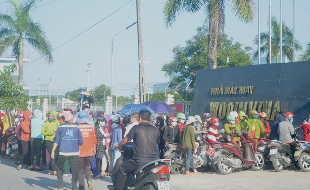 Nghệ An: Gần 1.000 công nhân nhà máy may Wooin Vina đình công - 3 Nghệ An: Gần 1.000 công nhân nhà máy may Wooin Vina đình công - 3