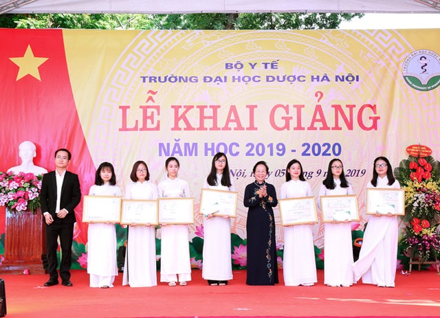 Dạ Hương tiếp tục trao học bổng Chung sức cùng nữ thầy thuốc tương lai cho nữ sinh Y dược - 2 Dạ Hương tiếp tục trao học bổng Chung sức cùng nữ thầy thuốc tương lai cho nữ sinh Y dược - 2
