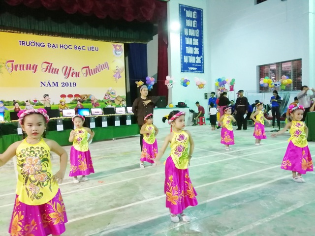 Trường ĐH Bạc Liêu mang Trung thu rộn ràng đến sớm với thiếu nhi - 1 Trường ĐH Bạc Liêu mang Trung thu rộn ràng đến sớm với thiếu nhi - 1