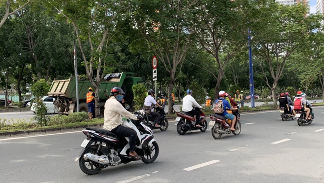 “Choáng váng” vì mùi hôi thối trên đại lộ Mai Chí Thọ, nghi do... phân bò - 2 “Choáng váng” vì mùi hôi thối trên đại lộ Mai Chí Thọ, nghi do... phân bò - 2