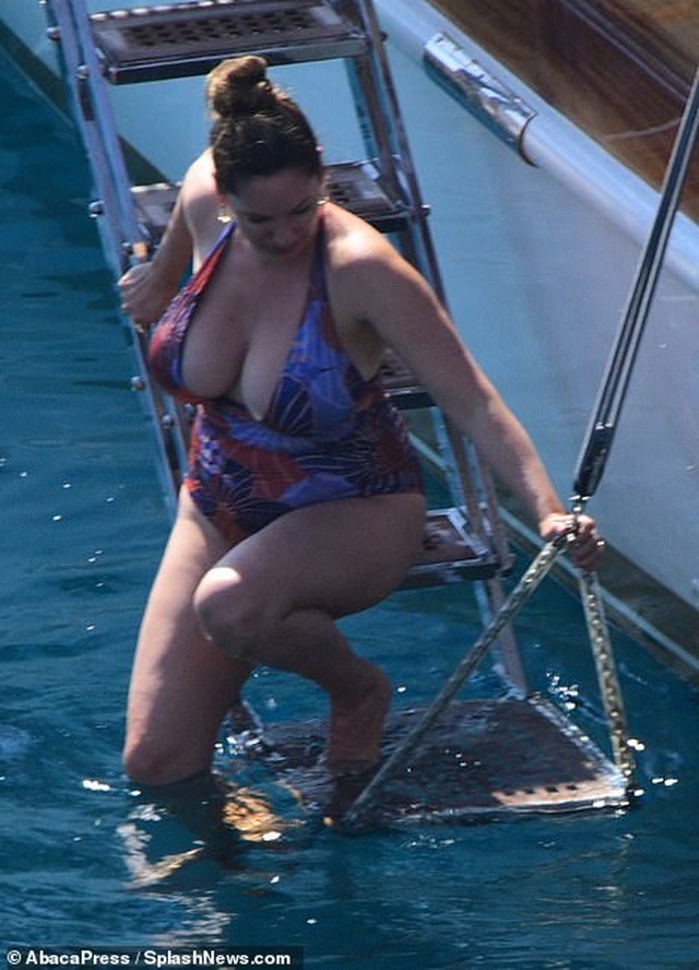 Kelly Brook tự tin khoe vòng một ngoại cỡ - 1 Kelly Brook tự tin khoe vòng một ngoại cỡ - 1