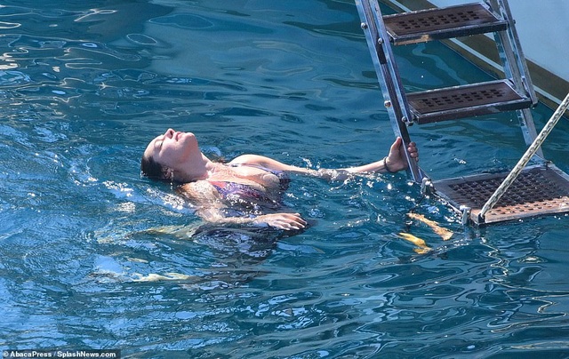 Kelly Brook tự tin khoe vòng một ngoại cỡ - 8 Kelly Brook tự tin khoe vòng một ngoại cỡ - 8