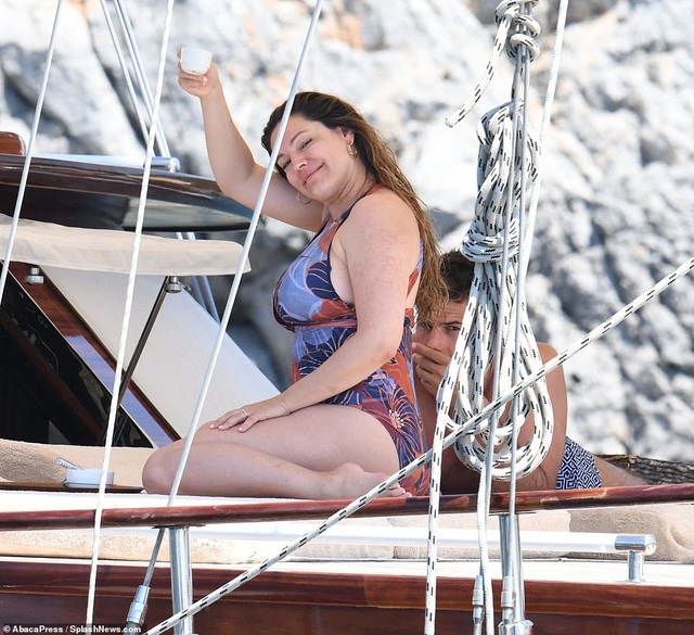 Kelly Brook tự tin khoe vòng một ngoại cỡ - 6 Kelly Brook tự tin khoe vòng một ngoại cỡ - 6
