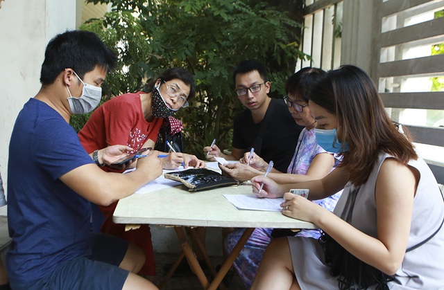 Sau vụ cháy Công ty Rạng Đông: Lo nhiễm độc, người dân ùn ùn đi khám - 11 Sau vụ cháy Công ty Rạng Đông: Lo nhiễm độc, người dân ùn ùn đi khám - 11
