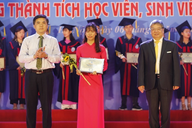 Trường ĐH Mở Hà Nội “Nói không với rác thải nhựa” trong lễ khai giảng - 2 Trường ĐH Mở Hà Nội “Nói không với rác thải nhựa” trong lễ khai giảng - 2